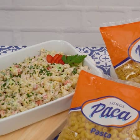 Coditos coloridos con atun