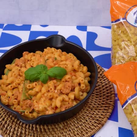 Coditos cremosos con salchicha