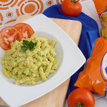 Fideos broca con salsa de aguacate