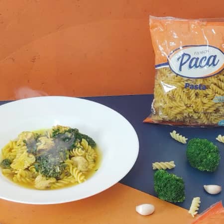 Fideos con guisado de pollo
