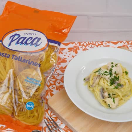 Fideos con pollo en salsa cremosa