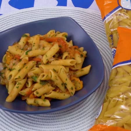 Fideos picantes al tomate