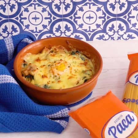 Spaghetti con huevo y espinaca