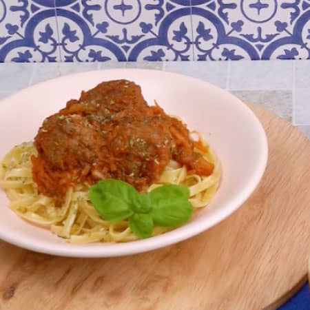Tallarin con salsa roja y albondigas